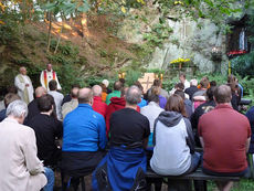 Wallfahrer aus Meschede besuchten die Fatima Grotte (Foto: Karl-Franz Thiede)